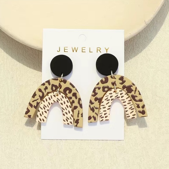 Jewelry - Elegant Leopard Pattern U-Shaped Dangle Earrings -